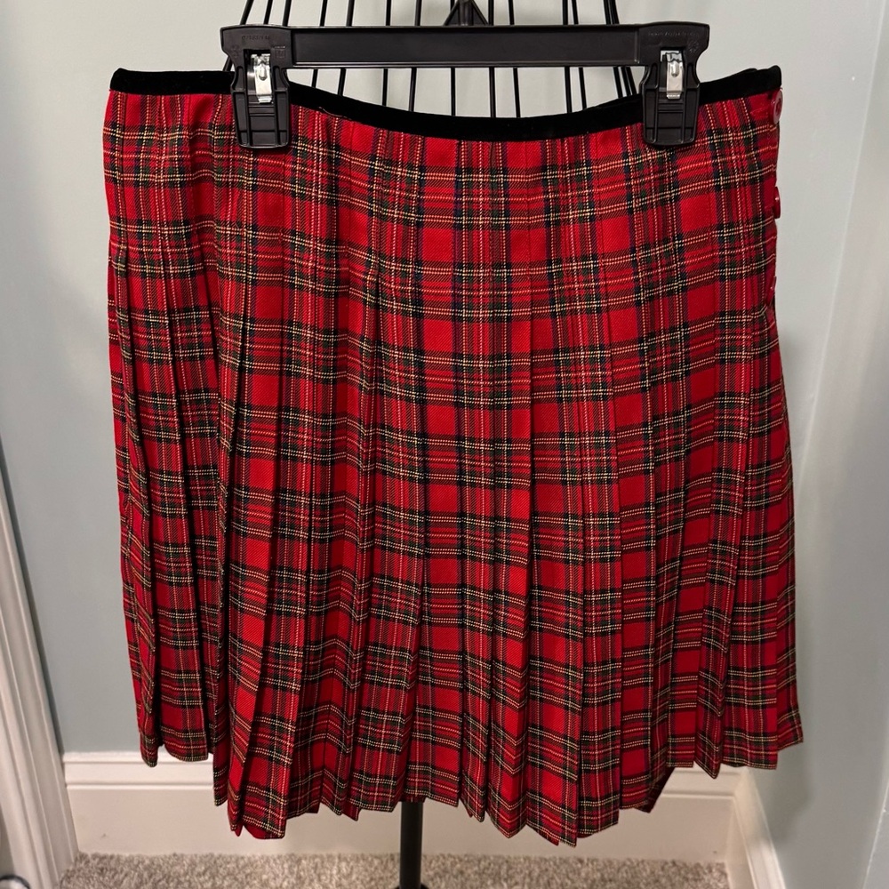 Liz Claiborne Sport Red Plaid Pleated Women’s skirt Sz 6 Velvet Waist Buttons